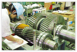 減速機を組み立てる作業員
